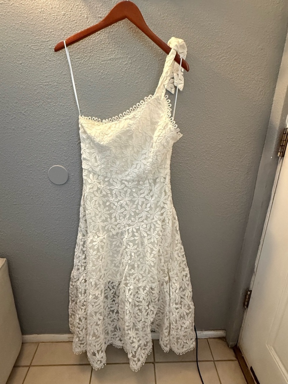 Lost + Wander One-Shoulder White Floral Lace Midi Dress - Picture 3 of 4